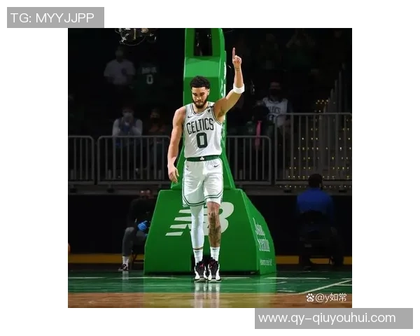 科塔赞塔图姆在场上如教练般引领队伍积极发声助力团队前行